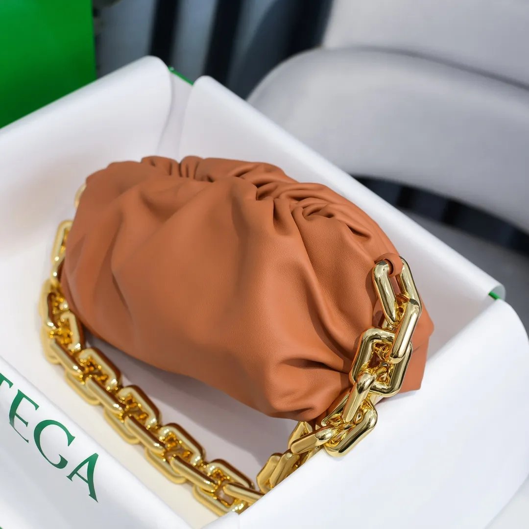 2020 new products will continue to upgrade the cloud bag to the вoттega veneтa chain cloud bag. It is still developed with imported original leather as standard. This hardware chain needs to be light on the upper body and can only be made of all-steel material. It is made of hollowed metal. You don’t have to worry about its weight. Major celebrity fashion bloggers have used it to attend fashion shows. Who can resist the charm of this large gold chain [smile] Style number: 6708# Size: 30*16*12